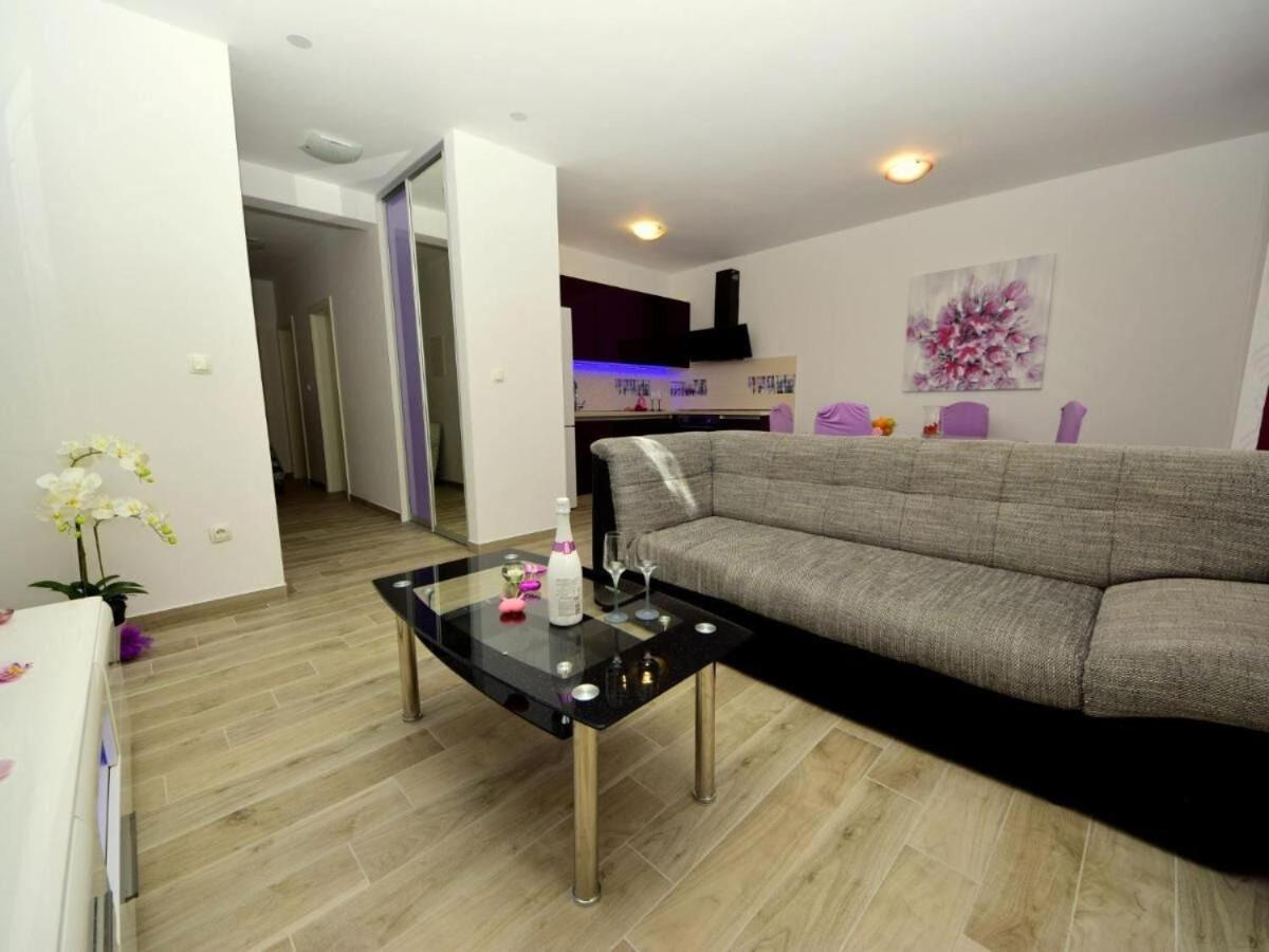 Apartment Memi - Great Location, Modern & Parking Trogir Exterior photo